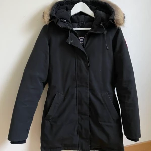 Canada Goose Victoria Parka - Säljer min Canada Goose i modellen Victoria Parka, storleken XS (passar S). • Figurnära passform  • Tvåvägsdragkedja  • Avtagbar äkta pälskant  • Lårlång längd   Nypris 10 190kr Mitt pris 7 110