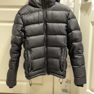 Vinterjacka svart  - Hej, säljer min iprinsip helt nya vinterjacka då jag inte tycker den passar mig i stilen! Den är bara testad och inte andvänd så. Storlek XS men den sitter mer som en S! 