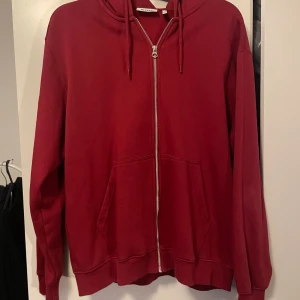 WEEKDAY ZIP-HOODIE - Säljer min zip-hoodie från weekday Varan är i superfint skick, nyskick. Endast tvättad en gång. Säljer pga inte min stil.
