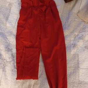 Röda kostymbyxor från h&m. Storlek 34 och väldigt bra skicka. Köparen står för frakten💕
