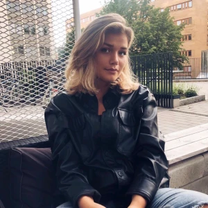 Skinnjacka (inte äkta skinn) - Skinnjacka, oversized   Den som vill köpa betalar frakten 