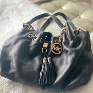 Michael Kors väska - Väska från Michael Kors.  Storlek: Handväskestrl,   Material: Läder,   Anmärkning: Lätt slitage på axelremmen men inget större slitage. 