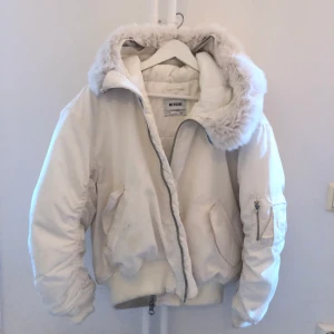 Bomberjacka - VÄÄÄRLDENS finaste bomberjacka från weekday med pälskrage