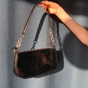 Väska med crocomönster - Cool svart baguetteväska med blankt crocomönster och silvriga kedjor 🫶