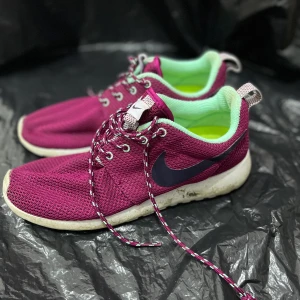 Nike träningsskor  - Ett par Nike träningsskor i stl 38,5 som är i bra skick säljs för 100 kr. Står ej för frakten. 