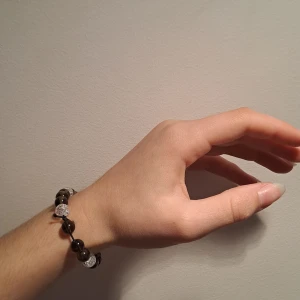 Ädelstens armband (brun-vit) - Gjord av riktiga ädelstenar därav priset. En gåva kommer med varje beställning.