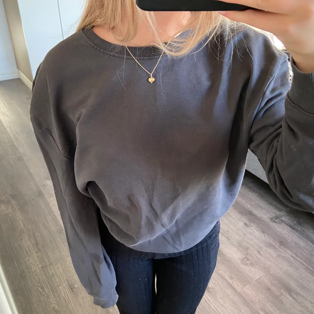 Mörkgrå Sweatshirt från Kappahl i strl S. Nyskick.. Toppar.