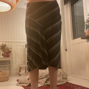 Superfin asymmetrisk midi kjol🖤🧿 - Superfin till hösten! Den är i storlek L men sitter lågmidjat på mig som är en S/M💌 Kontakta mig för fler bilder eller för mer information :)