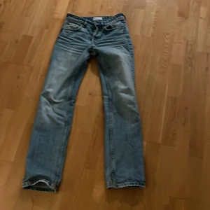 mid waist jeans - Säljer mina favorit lågmidjade jeans från zara pågrund av att de har blivit lite små! De är i färgen vattenblå, de är i ett jätte bra skick! Ny priset ligger runt 360kr