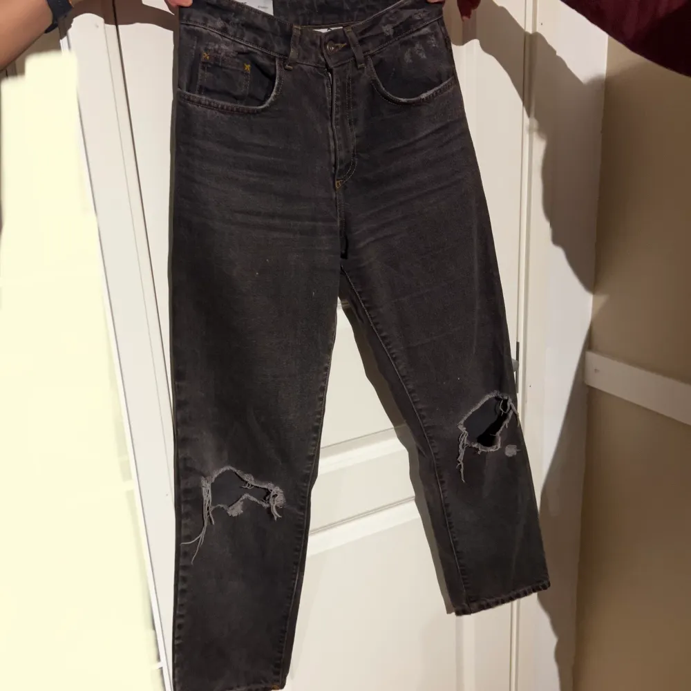 Säljer ett par fina mörk grå jeans i storlek W28 L32. Skriv vid intresse. Köparen står för frakten.. Jeans & Byxor.