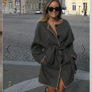 Sofi Fahrman x NAKD - Säljer denna eftertraktade kappan från Sofi Fahrmans kollektion ihop med nakd, helt oanvänd och sååå fin  men passade inte mig. Helt slutsåld på hemsidan🌈🌈  Plus frakt 66 (spårbart)