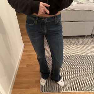 Low waist Zara - Lågmidjade jeans från zara, slutsålda och populära. Storlek 36, endast använda en gång❤️ 400kr nypris!