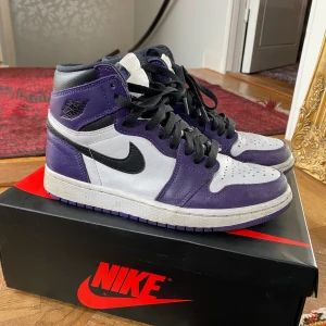 Jordan 1  - Jordan 1 court purple, bra skick, lila och svarta skosnören samt box medföljer🤍 säljer vid bra bud! 
