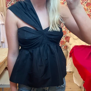 Säljer min fina oneshoulder topp från Zadig😍 - Såå cool Zadig voiltaire topp one shoulder! Jättefint skick!  Supersnygg till fest🖤🖤