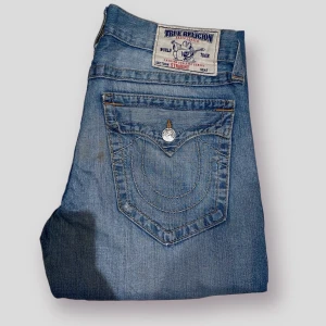 true religion jeans - tvär coola true religion me straight fit! dem har najs cool färg och galet härlig fade! Kom DM om du har frågor!💜🖤 #BenimDenim  innerben, 75cm ytterben, 107cm midja, 33