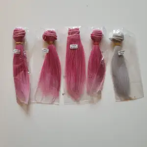 Ett gäng med löshår till doll customization, köpt på aliexpress för flera år sedan och har aldrig packats upp eller användts. Håret är 15cm långt och varje träns är ca 100cm långt. 20kr st. Alla för 60kr, en rosa är såld.
