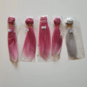 Löshår till dockor  - Ett gäng med löshår till doll customization, köpt på aliexpress för flera år sedan och har aldrig packats upp eller användts. Håret är 15cm långt och varje träns är ca 100cm långt. 20kr st. Alla för 60kr, en rosa är såld.