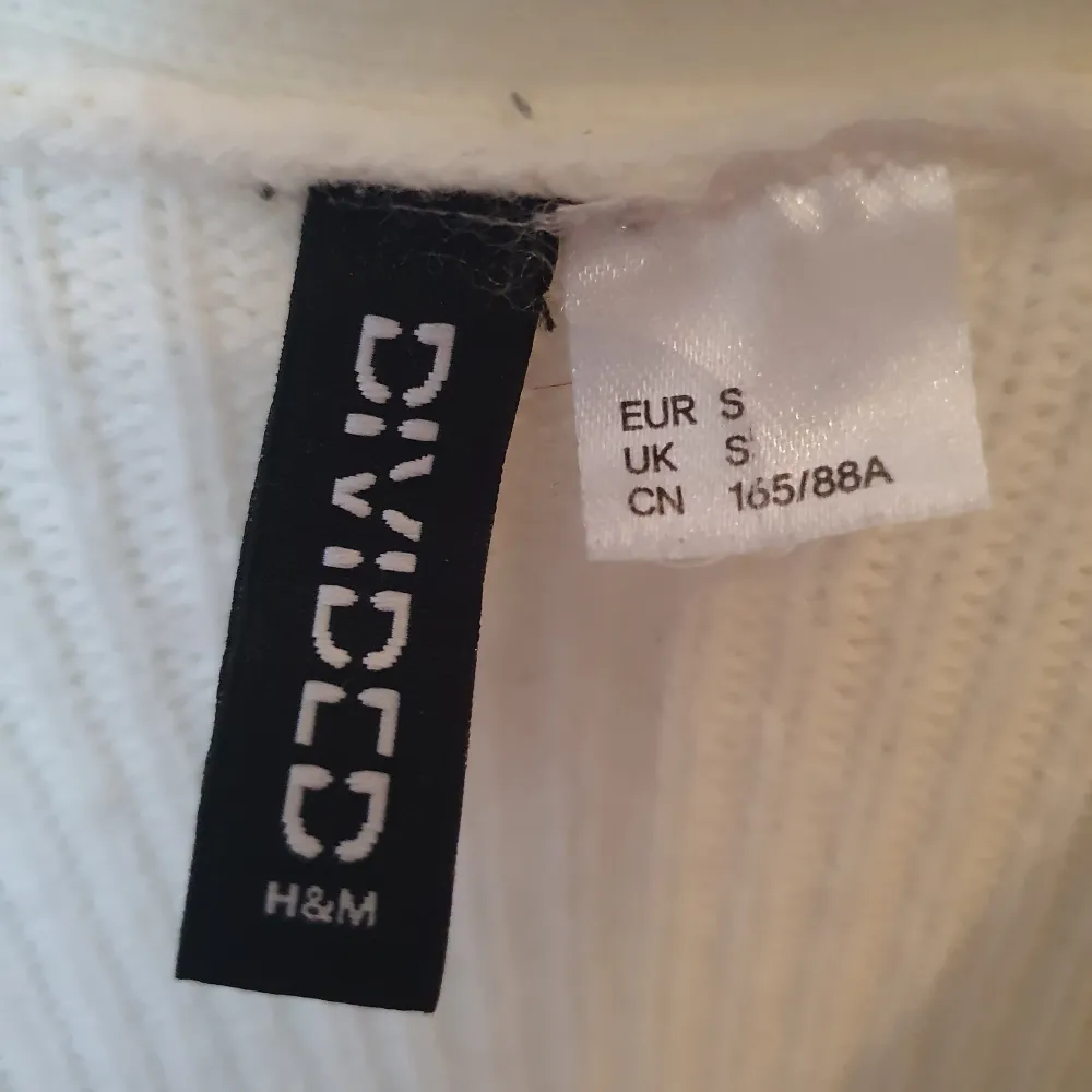 Super söt vit stickad cardigan tröja från H&M Använt få gånger Strolek S, väldigt stretchig  !Tryck inte på köp nu! Möts upp i sthlm. Stickat.