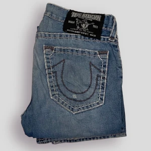 true religion jeans - otroligt snygga truey jeans i groteskt bra passform och riktigt baggy!   💜🖤 #benim innerben: 76cm ytterben: 96cm midja storlek 35