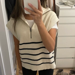 Stickad väst från zara - Superfin stickad väst från Zara!🙌🏻 använd 1 gång så i superfint skick🫶🏻