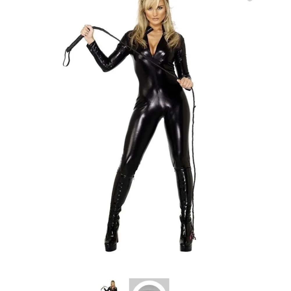 Oanvänd, endast testad. Säljes pga fel storlek.   Måste tyvärr sälja denna skitcoola Catwoman dräkt pga att storleken inte passade mig. Passar small/medium, väldigt stretchy 🐈‍⬛❤️👻🎃💀. Kostymer.