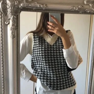 Stickad väst - Säljer denna otroligt trendiga väst!💕Säljes för 60kr💕