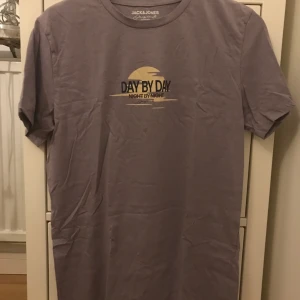 Jack and Jones t-shirt - Jack and Jones t-shirt som använts en gång. Inte min stil längre