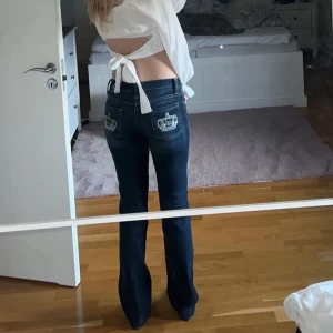 Victoria breckham jeans - (lånad bild) Köpte dom här på Plick men dom på plick men säljer för att dom är lite förstora i midjan för mig💕dock lite osäker på om jag vill sälja pga dom är så snygga så kom med bra bud🤗💕 Välsigt bra skick!
