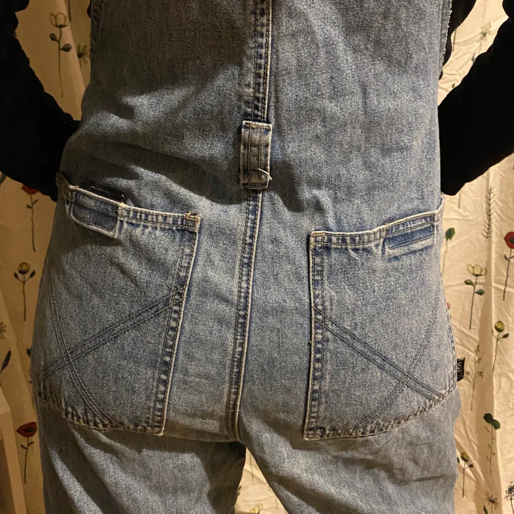 ett par hängselbyxor från beyond retro! i väldigt gott skick!. Jeans & Byxor.