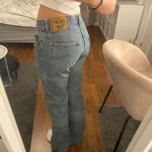 Vintage bootcut jeans  - Supersnygga vintage low waisted jeans i perfekt färg! De är lite bootcut och tyvärr för stora på mig!