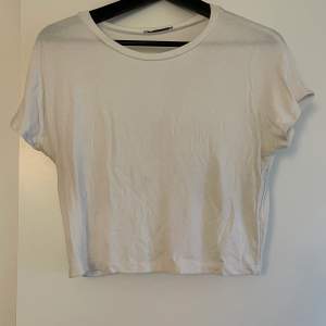 Vit Crop Top T-shirt från Zara i storlek L, ganska liten i storleken.