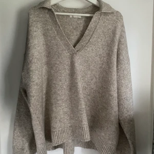 Stickad tröja - Jätte fin stickad tröja från Hm, använd några få gånger och är i fint skick! köparen står för frakt🤍