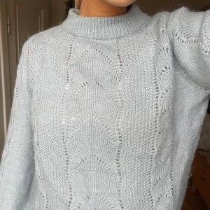 Stickad tröja  - Ljusblå stickad tröja från HM. Väl använd, därav priset🧚🏼🧚🏼 Jag är 174cm lång och den är lite kort för mig i armarna.