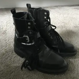 Boots med dragkedja från Depeche, sparsamt använda! Passar mig som vanligtvis har 39💞