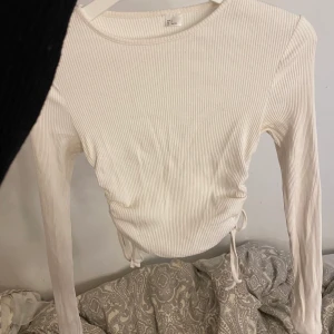 Tröja med snörning på sidan  - Tröja med snörning på sidan som man kan justera!! 50kr, köparen står för frakt🤍