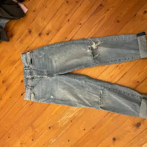 säljer ett par jeans från h&m. köpta för 399kr. knappt använda, så mycket gott skick. säljer för dem ej kommer till användning. köparen står för frakten.