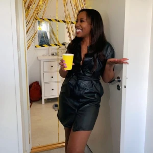 Skinnklänning  - Skinnklänning från NAKD använt 2 gånger. Storlek 36.