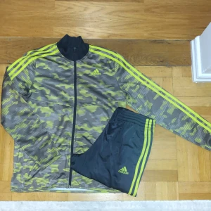 Adidas tröja och byxor set - Adidas tröja/träningsoverall och byxor i set 