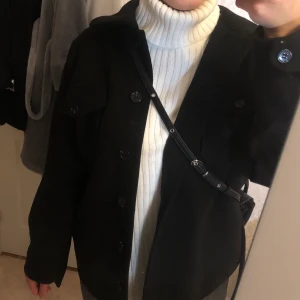 Svart kappa - Skit snygg kappa från nelly, sitter oversized så passar xs-m, använd en gång, säljer då de it är min stil längre, Nypris 749 💗