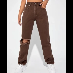 Bruna jeans xs  - Bruna shein jeans helt fint skick, storlek xs, skriv för bättre bilder 