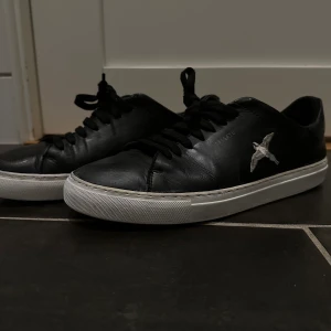 Axel Arigato Clean 90 Bird - Otroligt snygga Axel Arigato skor. Skosulan är kritvit och de är burna med omsorg. 