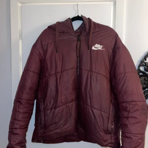 Lila Nike jacka strl XL - Lila Nike vinterjacka, fint skick. Säljes på grund av att den är för stor Storlek XL