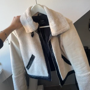 Jacka - Säljer denna jättesnygga jacka från Bershka i storlek S. Använd 2-3 gånger och säljer så den inte kommer till användning längre. Kan skicka eller mötas upp.