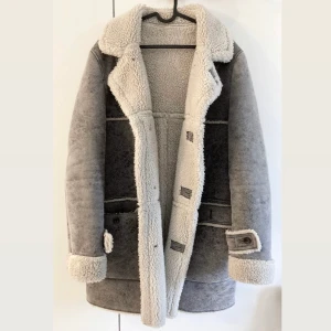 Vinterjacka herr grå/vit Zara man strl L - Jättevarm och skön vinterjacka från Zara i strl L, säljes pga tyvärr blivit för liten för min kille. Använd 1 vinter och är i bra skick. Material: 100% polyester