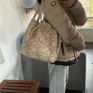 Väcka  - Skit fin väska som jag inte använder fast jag vill ha den ❤️  Vill sälja den för att jag har många väckor redan 💗 Bra storlek och fin färg 💗 Väckan är i trenden nu ❤️