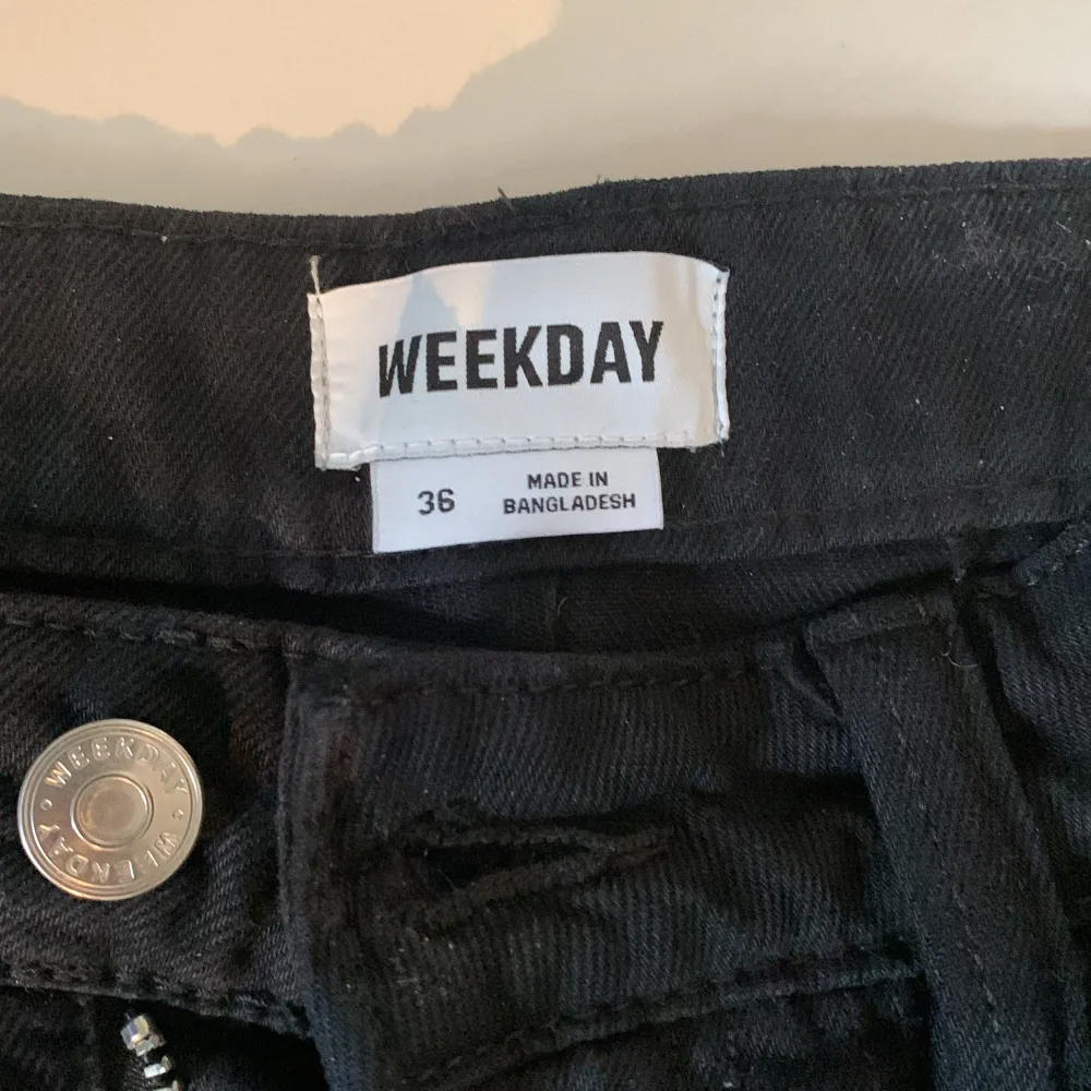 Svarta weekday jeans, använda ca 2-3 gånger!  Som nyskick. En lite vidare modell. Låg midja Passar om man är runt 160 i längden. Jeans & Byxor.