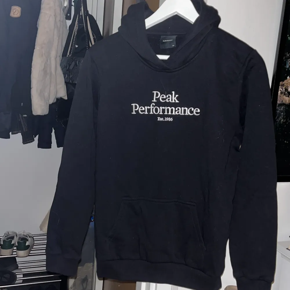 En peak performance hoodie, svart. Är i storlek 170 vilket motsvarar XS/S. Hoodies.