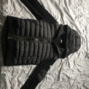 Moncler cardigan  - Tjena, säljer min äkta Moncler cardigan för 3999. Och den säljs i väldigt bra pris samt skick. Nypris ligger runt 8-9 tusen. Om ni har några frågor eller är sugna på den får ni gärna höra av er