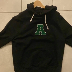 Arigato hoodie storlek M - Säljer min arigato hoodie som är använd en del men ser ut som ny i skicket. Nypris 1800kr.