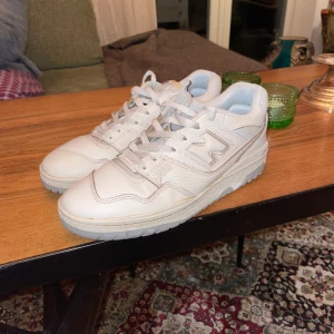 New balance 550  - Tja! Säljer mina riktigt snygga new balance 550s storlek 43.  Nästan nyskick.  Har ”coffeedye” dem alltså färgat dem med kaffe så dem får en snygg krämvit färg. Pris inte hugget i sten 